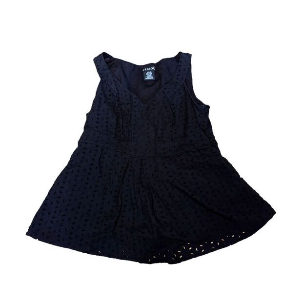COPY - BLACK BUTTONHOLE LACE TANK TOP - Picture 1 of 1
